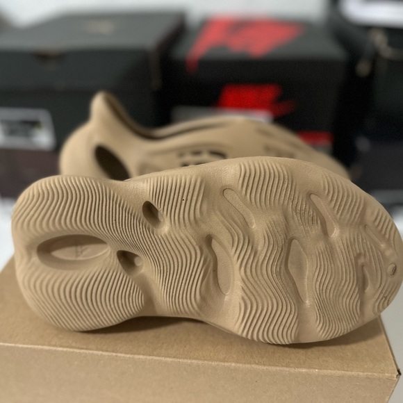 Yeezy Foam RNNR Stone Sage. Size : 5 Men / 6.5 Women - Picture 7 of 11